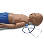Simulador S312.200 para práctica de auscultación de sonidos cardíacos y pulmonares en paciente pediátrico de 1 año.