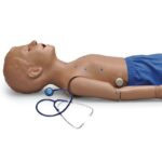 Simulador S314.200 para práctica de auscultación de sonidos cardíacos y pulmonares en paciente pediátrico de 5 años.