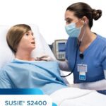 Simulador SUSIE® S2400 para práctica integral de atención al paciente, procedimientos clínicos y manejo de emergencias.