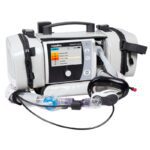 Ventilador portátil Meduvent Standard para emergencias, proporcionando soporte respiratorio seguro y eficiente a pacientes críticos durante traslados.