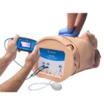 Entrenador S315.300 para simulación de RCP, manejo de vías respiratorias y auscultación en adultos.