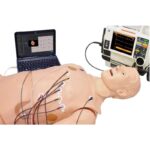 Entrenador HAL® S1020 para práctica de ECG de 12 derivaciones y habilidades clínicas en adultos.